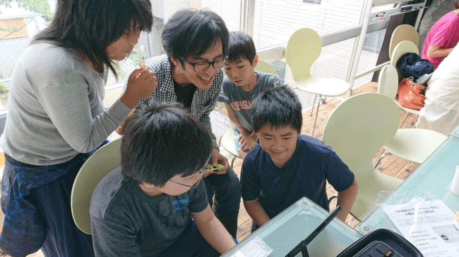 小幡が子どもとゲームしている写真